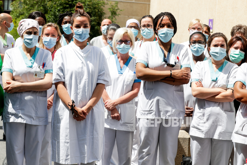  Petugas kesehatan berkumpul di depan Rumah Sakit Joseph Bracops di Brussels, Belgia, 22 Juni 2020, untuk meminta tindakan nyata di lingkungan rumah sakit dari pemerintah.
