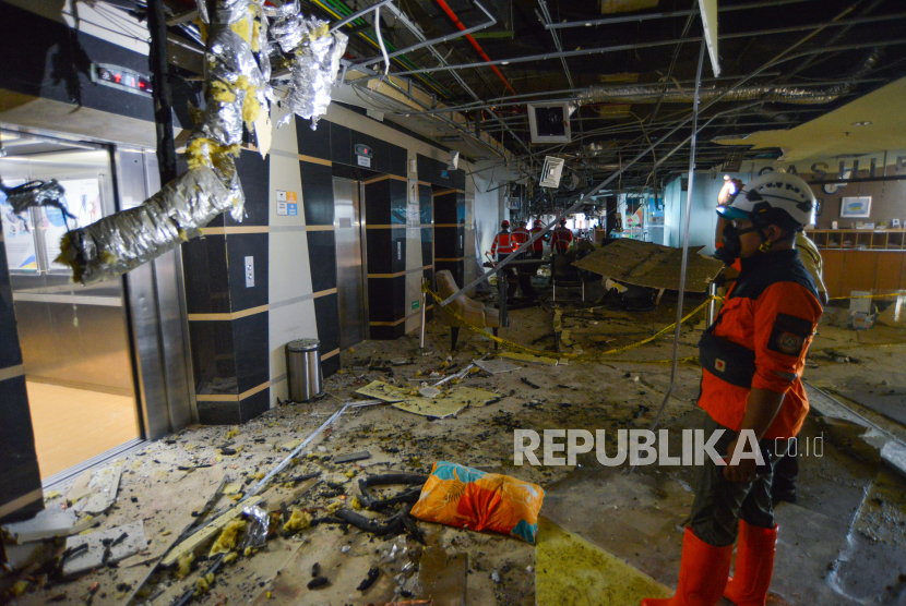 Petugas SAR memantau lantai I yang rusak akibat ledakan di Semen Padang Hospital (SPH) Padang, Sumatera Barat, Selasa (30/1/2024). Menurut kepolisian, dugaan sementara penyebab ledakan tersebut akibat sentral pendingin ruangan (AC) yang sedang diperbaiki meledak sehingga membuat plafon dan kaca gedung pecah dan 102 pasien dievakuasi serta dipindahkan ke rumah sakit terdekat. 