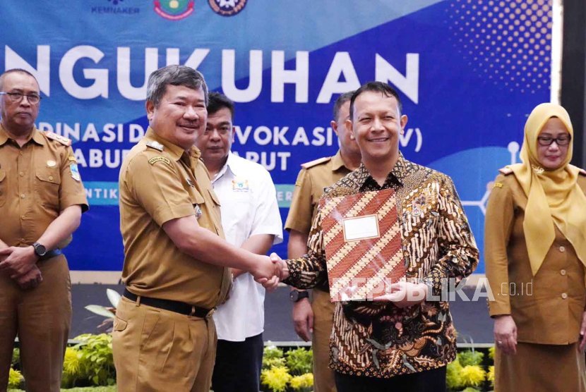 Bupati Garut Rudy Gunawan menghadiri pengukuhan Tim Koordinasi Daerah Vokasi (TKDV) di Ballroom Hotel Santika, Kabupaten Garut, Jawa Barat, Senin (11/12/2023).