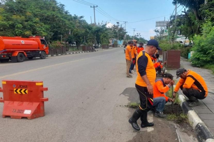 Saluran air di Labuan Bajo dibersihkan agar jalan tidak tergenang.