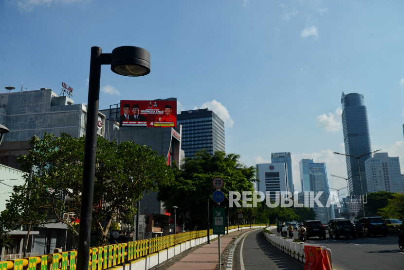 Alat peraga kampanye calon legislatif dari PDIP terpasang di Jalan Sudirman, Jakarta. Pengamat menilai ada split ticket voting di Bali seharusnya PDIP perkuat idelogi.