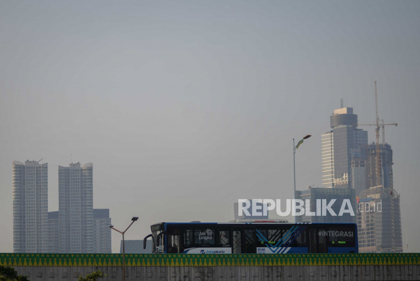 Bus Transjakarta melintas di Jalan Kapten Tendean, Jakarta, Sabtu (1/8).
