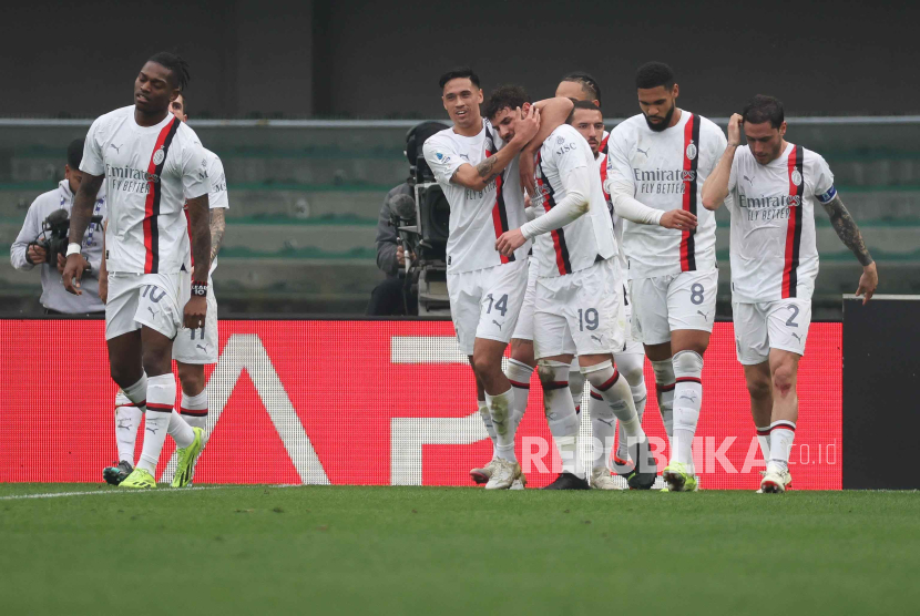 Skuad AC Milan saat menghantam Verona, Ahad (17/3/2024). 