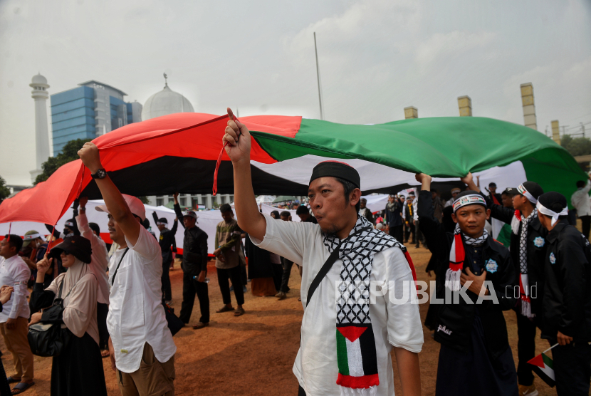 Massa dari Koalisi Indonesia Bela Baitul Maqdis (KIBBM) saat mengikuti aksi solidaritas kepada masyarakat Palestina di lapangan Masjid Al-Azhar, Jakarta, Ahad (15/10/2023). Aksi tersebut dilakukan sebagai bentuk dukungan kepada warga Palestina dalam menghadapi konflik dengan Israel.