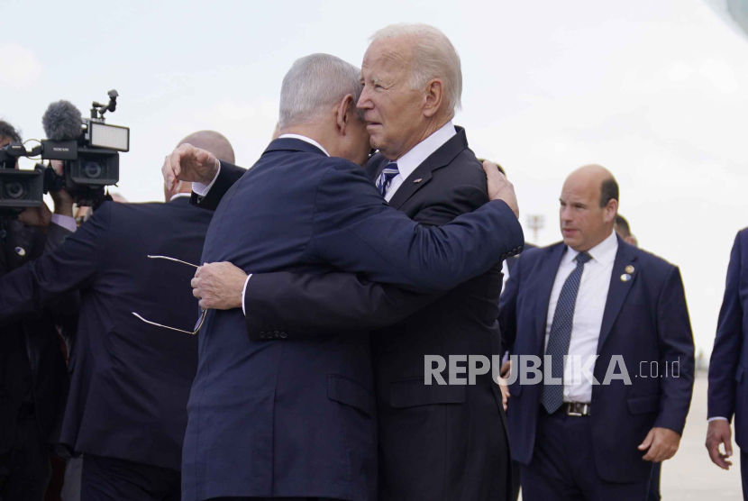 Presiden Joe Biden disambut Perdana Menteri Israel Benjamin Netanyahu setelah tiba di Bandara Internasional Ben Gurion, Rabu, 18 Oktober 2023, di Tel Aviv.