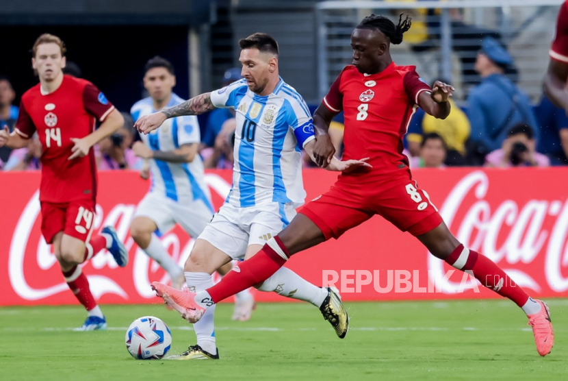 Pemain Argentina Lionel Messi berebut bola dengan pemain Kanada pada pertandingan semifinal Copa America 2024 di East Rutherford, New Jersey, AS, Selasa (9/7/2024). Argentina memastikan satu tempat di partai final Copa America 2024 usai menaklukkan Kanada dengan skor 2-0.