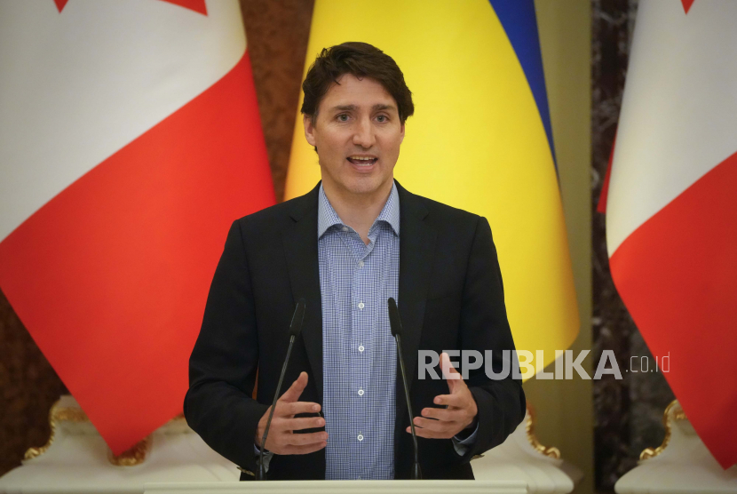 Perdana Menteri Kanada Justin Trudeau menghadiri konferensi pers dengan Presiden Ukraina Volodymyr Zelenskyy setelah pertemuan mereka di Kyiv, Ukraina, Ahad,, 8 Mei 2022.