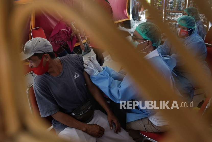 Petugas kesehatan menyuntikkan vaksin COVID-19 AstraZeneca saat vaksinasi massal tahap perdana untuk pelaku wisata Pantai Bantul di Pendopo Pantai Parangtritis, Bantul, D.I Yogyakarta, Rabu (30/6/2021). Vaksinasi COVID-19 bagi pelaku wisata pantai Bantul dilakukan di empat titik dengan total 2.617 sasaran yang terdaftar sebagai penerima vaksin. 