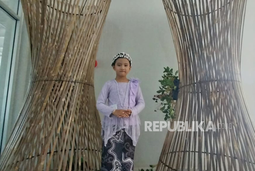 Bila Fahira Nugraha (7), juara ketiga Pupuh Sunda Wanoja dalam Festival Tunas Bahasa Ibu (FTBI) tingkat Kota Tasikmalaya, di Gedung Creative Center Kota Tasikmalaya, Jumat (29/9/2023).