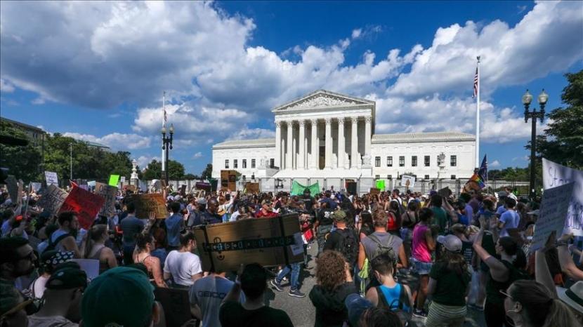 Lebih dari 100 orang ditangkap di Washington, D.C., termasuk seorang anggota Kongres dari Partai Demokrat, selama protes untuk mendukung hak aborsi di jalan dekat Mahkamah Agung AS