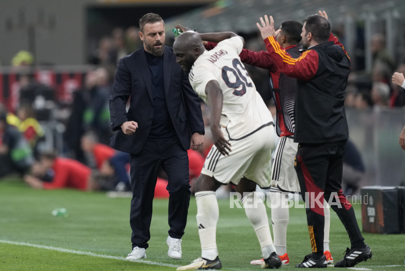 Pelatih AS Roma Daniele De Rossi (kiri) dan Romelu Lukaku berselebrasi dalam kemenangan Roma 1-0 di kandang AC Milan di Liga Europa.