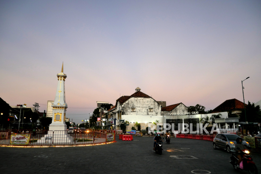 Barikade terpasang (kanan)  menuju Jalan Margo Utomo di Tugu Pal Putih, Yogyakarta, Selasa (6/7). Memasuki PPKM Darurat hari ke-4 jalanan di Kota Yogyakarta masih ramai. Sehingga Satgas Covid-19 Yogyakarta harus melakukan penyekatan beberapa titik akses masuk Kota Yogyakarta.