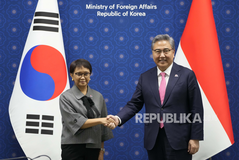 Menteri Luar Negeri Korea Selatan Park Jin (kanan) berjabat tangan dengan Menlu RI Retno Marsudi. Park Jin berencana menghadiri pertemuan tahunan ASEAN di Jakarta pekan depan.