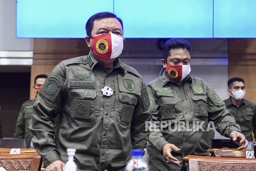 Kepala Badan Intelijen Negara (BIN) Jenderal Polisi (Purn) Budi Gunawan (kiri) bersiap mengikuti rapat kerja dengan Komisi I DPR di Kompleks Parlemen, Senayan, Jakarta, Senin (8/2/2021). Rapat kerja tersebut membahas evaluasi pencapaian kinerja BIN dan realisasi anggaran BIN tahun 2020 serta membahas isu-isu terkini seperti deteksi dini pengamanan distribusi vaksin COVID-19 dan temuan 