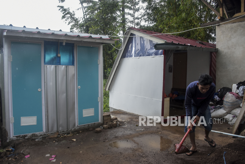 Warga beraktivitas di depan tempat darurat untuk hunian di Kampung Surupan, Desa Sukawangi, Kecamatan Warungkondang, Kabupaten Cianjur. 