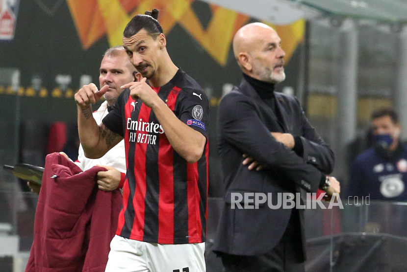  Zlatan Ibrahimovic (tengah) Milan bereaksi di samping pelatihnya Stefano Pioli (kanan).