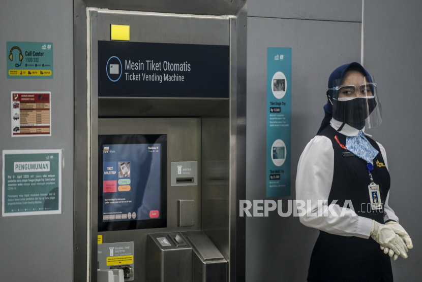 Petugas berada di dekat mesin tiket otomatis di Stasiun MRT Bundaran HI, Jakarta. Pada tahun 2022 PT MRT Jakarta menurunkan target penumpangnya.
