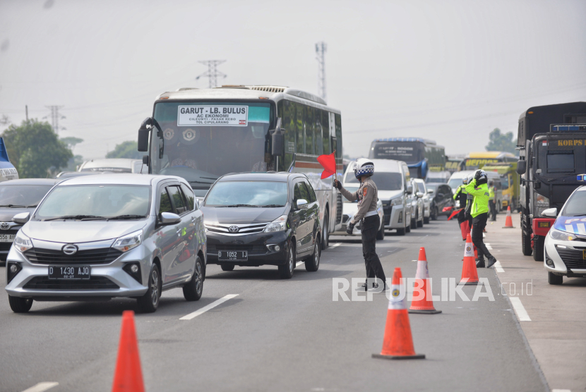 Suasana dilokasi kejadian kecelakaan di Tol Jakarta-Cikampek Km 58, Karawang, Jawa Barat, Senin (8/4/2024). 