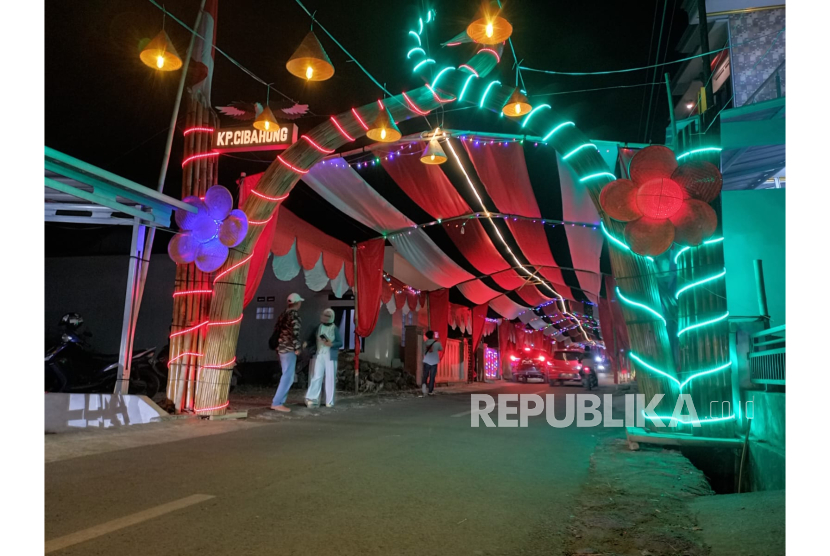 Suasana menyambut peringatan ke-78 Hari Kemerdekaan Republik Indonesia di RT 19/RW 08 Kampung Cibahong, Desa Sukamenak, Kecamatan Sukarame, Kabupaten Tasikmalaya, Jawa Barat, Ahad (13/8/2023).