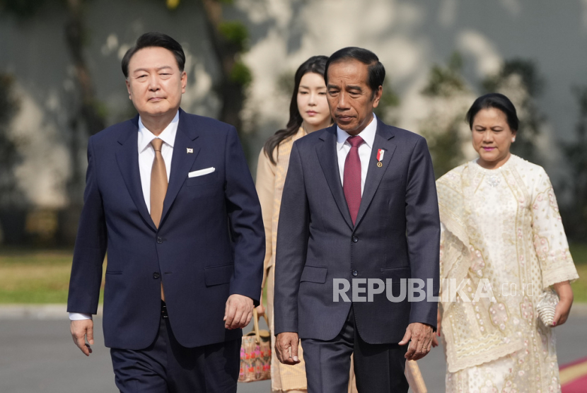 Presiden Korea Selatan Yoon Suk Yeol (kiri) dan istrinya Kim Keon Hee (kiri belakang) berjalan bersama Presiden RI Joko Widodo dan istrinya Iriana setibanya di Istana Merdeka Jakarta, 8 September 2023