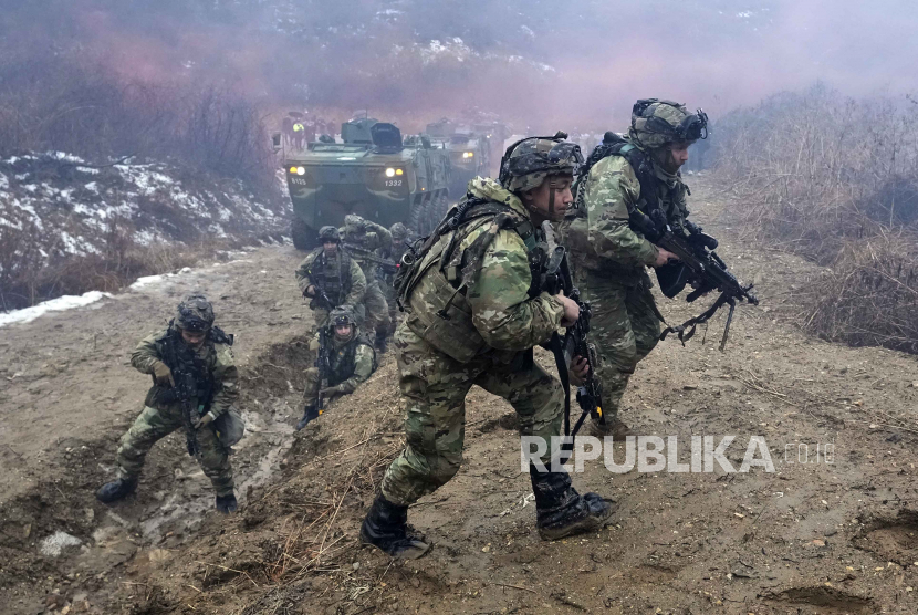 Tentara Angkatan Darat A.S. bergerak selama latihan militer gabungan Korea Selatan dan Amerika Serikat di Paju, Korea Selatan, Jumat, 13 Januari 2023. Latihan tersebut melibatkan