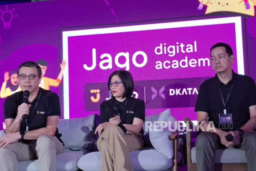 Direktur Utama Bank Jago Arief Harris Tandjung, Head of Communication, Culture and Sustainability Bank Jago Maya Kartika, dan CEO Dkatalis Kharim Siregar saat konferensi pers peluncurkan Jago Digital Academy di Jakarta, Kamis (8/11/2023).