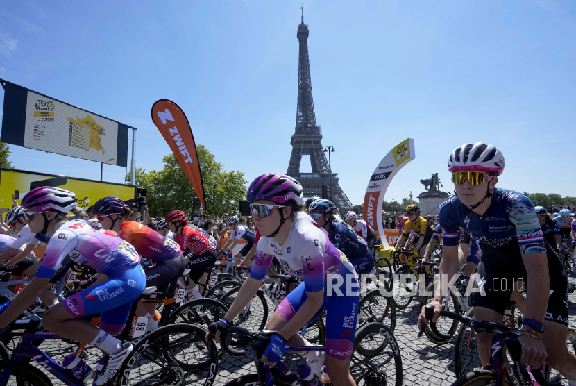 Pembalap memulai etape pertama balap sepeda wanita Tour de France sepanjang 81,7 kilometer (50,8 mil) dengan start dan finish di Paris, Prancis, Ahad, 24 Juli 2022.
