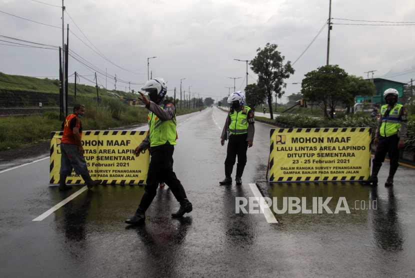 Petugas memasang papan pengumuman di jalan raya Porong, Sidoarjo, Jawa Timur, beberapa waktu lalu.