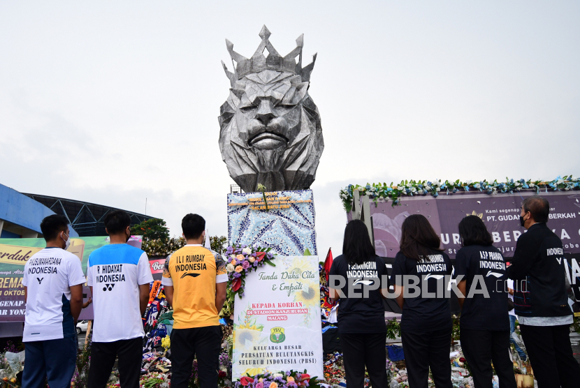 Pebulutangkis dan pengurus Persatuan Bulutangkis Seluruh Indonesia (PBSI) berdoa bersama di Tugu Singa Stadion Kanjuruhan, Malang, Jawa Timur (ilustrasi) 
