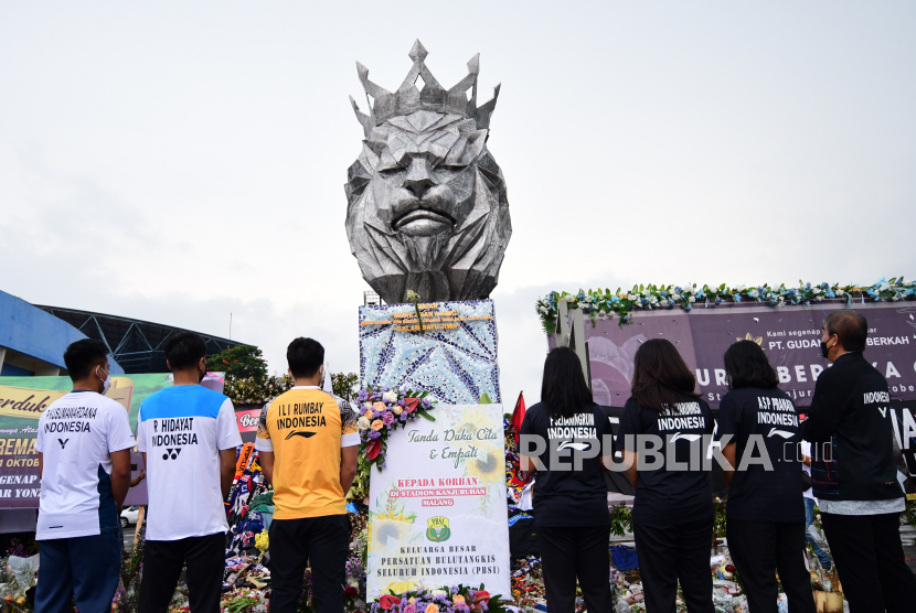 Pebulutangkis dan pengurus Persatuan Bulutangkis Seluruh Indonesia (PBSI) berdoa bersama di Tugu Singa Stadion Kanjuruhan, Malang, Jawa Timur, Senin (10/10/2022). Doa bersama untuk korban tragedi Kanjuruhan tersebut dilakukan disela-sela persiapan turnamen badminton Indonesia International Challenge. 