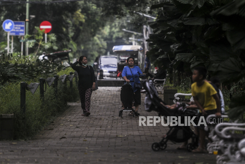 Residents visit Suropati Park in Jakarta (illustration). The City Forestry and Forest Service (Distamhut) of DKI Jakarta appeals to residents who live in the parks and forests of the city to maintain cleanliness.