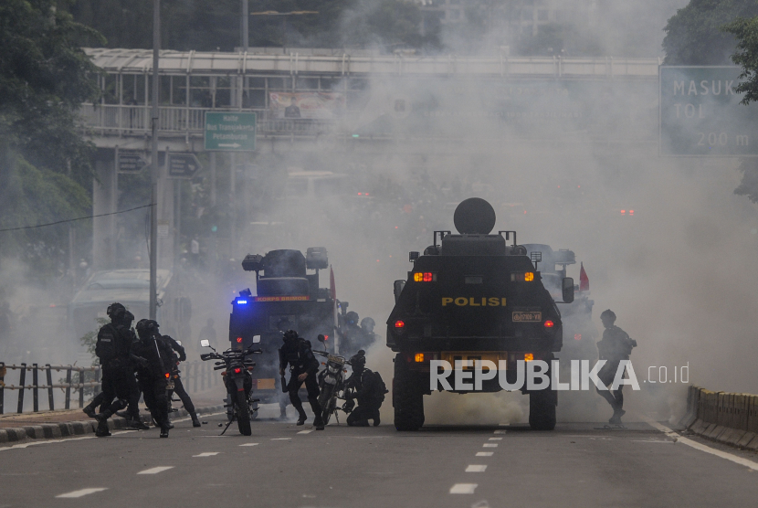 Sejumlah polisi menembakan gas air mata saat terjadi kericuhan usai aksi unjuk rasa di kawasan Slipi, Jakarta, Senin (11/4/2022). Aksi unjuk rasa yang berujung ricuh tersebut dibubarkan oleh aparat kepolisian dengan menembakan gas air mata dan water canon. Republika/Putra M. Akbar
