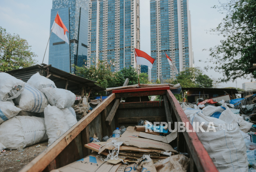 Bendera merah putih disimpan di atas gerobak di Kampung Cahaya atau Kampung Gasong,  Menteng Atas,  Jakarta Pusat, Kamis (17/8/2023).