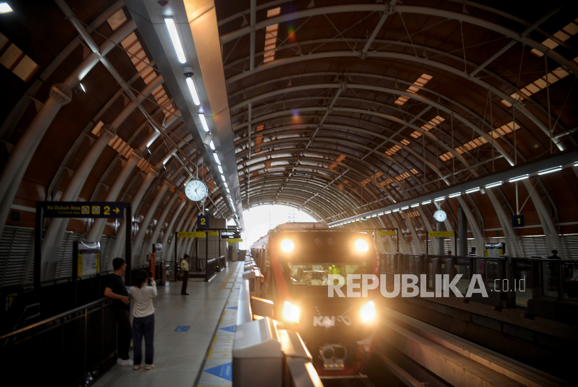 Warga menaiki moda transportasi Light Rail Transit (LRT) Jakarta Bogor Depok Bekasi (Jabodebek), Selasa (29/8/2023) sore. Waktu operasional LRT Jabodebek diperpanjang saat malam tahun baru.