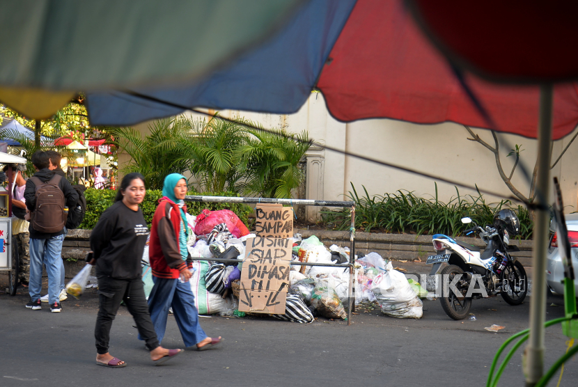 Bungkusan sampah warga mulai menumpuk di salah satu titik di Kota Yogyakarta. 