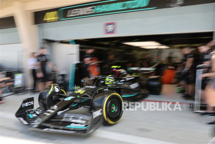  Pembalap Mercedes Lewis Hamilton dengan mobil W14-nya. Hamilton sedikit pesimistis peluangnya pada seri pembuka musim Formula Satu (F1) di GP Bahrain.