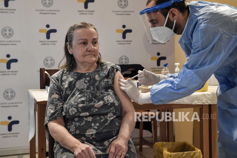  Seorang penghuni panti jompo menerima suntikan dengan dosis vaksin COVID-19, di sebuah panti jompo di pinggiran utara Athena, Yunani. ilustrasi