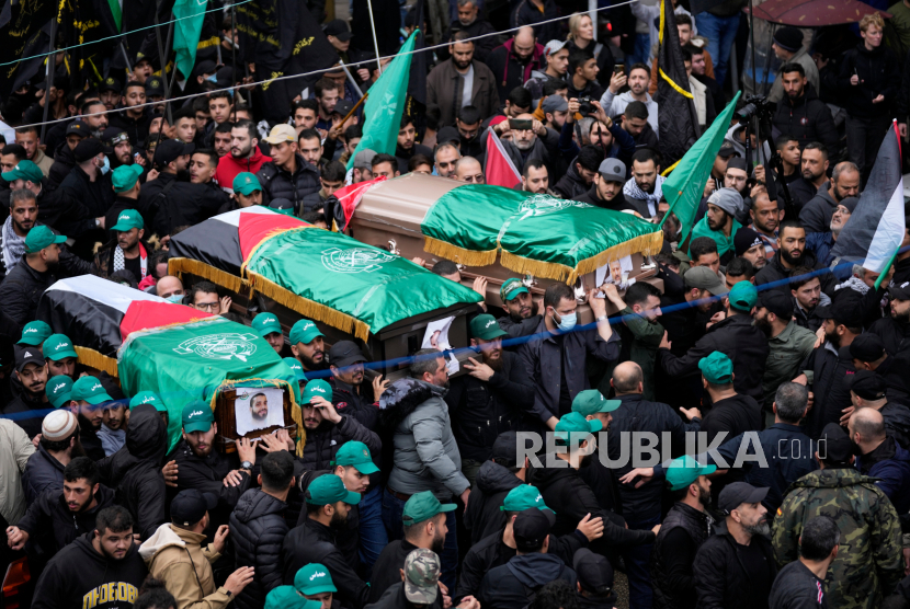 Para pelayat membawa peti mati wakil pemimpin Hamas Saleh al-Arouri saat pemakamannya di Beirut, Lebanon, Kamis (4/1/2024). Saleh al-Arouri tewas dalam serangan drone Israel. Dua komandan Brigade Al Qassam, Samir Effendi dan Azzam Al-Aqraa juga tewas dalam serangan itu.