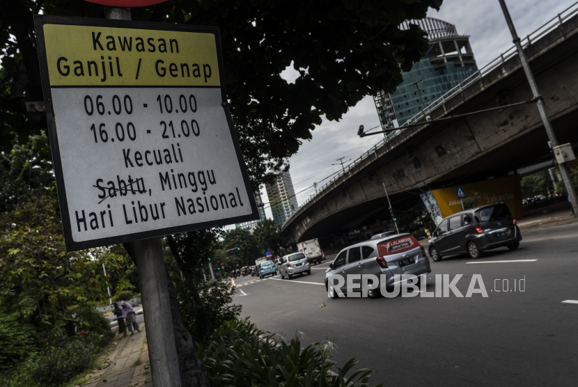 Kendaraan melintas di Jalan Letjen S Parman, Jakarta, Jumat (29/4/2022). Kepala Dinas Perhubungan DKI Jakarta, Syafrin Liputo, mengatakan, pihaknya berencana memperluas kawasan ganjil-genap pada pekan depan menjadi 25 ruas jalan