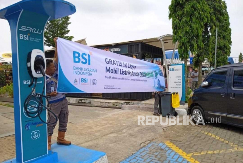 BSI menyiapkan Stasiun Pengisian Kendaraan Listrik Umum (SPKLU) di Rest Area KM 166A Tol Cipali, Jawa Barat. Fasilitas tersebut diberikan secara gratis selama periode 16 April - 15 Mei 2023 bagi pemudik yang menggunakan kendaraan listrik.