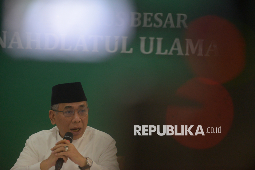 Ketua Umum Pengurus Besar Nahdlatul Ulama (PBNU) Yahya Cholil Staquf atau Gus Yahya menyampaikan keterangan terkait dinamika kepengurusan di Kantor PBNU, Jakarta, Rabu (3/12/2025). Dalam kesempatan tersebut, Gus Yahya menegaskan bahwa dirinya tetap menjabat sebagai Ketua Umum PBNU hasil Muktamar NU ke-34 di Lampung. Selain itu, Pengurus Besar Nahdlatul Ulama (PBNU) saat ini tetap menjalankan tugas-tugas yang menjadi kewajibannya bersama seluruh struktur kepengurusan di semua tingkatan dan tidak ada satu pun agenda atau program yang mengalami hambatan dalam pelaksanaannya, termasuk telah mengoordinasikan langkah-langkah untuk berkontribusi dalam penanggulangan dampak bencana alam di berbagai daerah yang sedang terjadi.