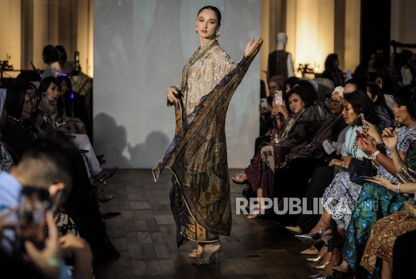 Model memperagakan busana batik koleksi Batik Danar Hadi di Jakarta, Kamis (7/3/2024). Batik Danar Hadi menyelenggarakan pagelaran busana tahunan untuk koleksi hari raya bertema Sekar Arumdati yang menghadirkan potongan modern seperti tunik, dress, celana rok dan outer.