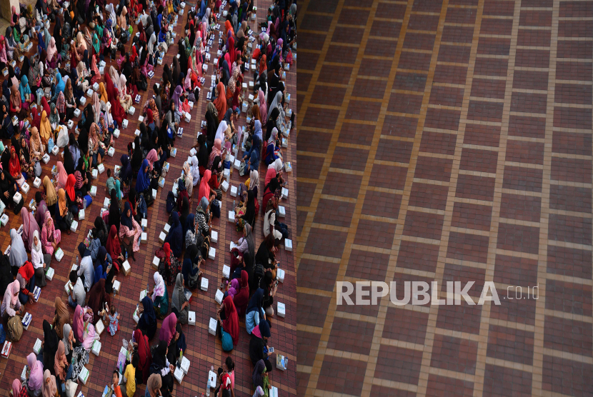 Foto kolase umat muslim menanti waktu berbuka puasa (kiri) pada (6/5/2019) dan suasana sesudah ditiadakan di Masjid Istiqlal, Jakarta Pusat, Selasa (28/4/2020). Masjid Istiqlal tidak menggelar buka bersama dan shalat tarawih berjamaah serta aktivitas keagamaan lain saat Ramadhan selama pandemi COVID-19 demi mencegah meluasnya penularan virus tersebut