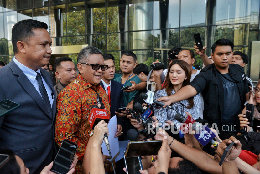 Sekjen DPP PDIP Hasto Kristiyanto menjawab pertanyaan jurnalis saat tiba untuk memenuhi panggilan Komisi Pemberantasan Korupsi (KPK) di Gedung Merah Putih KPK, Jakarta, Senin (10/6/2024). 