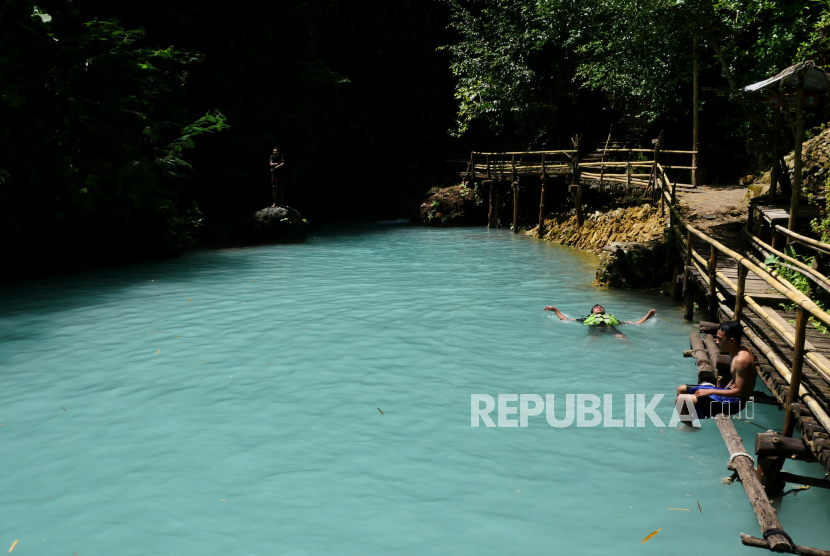 Wisatawan berenang di kawasan wisata Air Terjun Kedung Pedhut, Girimulyo, Kulon Progo, Yogyakarta.