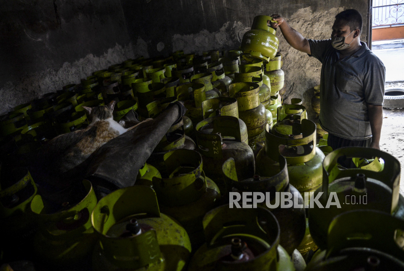 Pekerja menaruh gas elpiji tiga kilogram di kawasan Pasar Rebo, Jakarta, Selasa (4/8). Regulasi kriteria penerima elpiji jadi kunci agar tidak salah sasaran