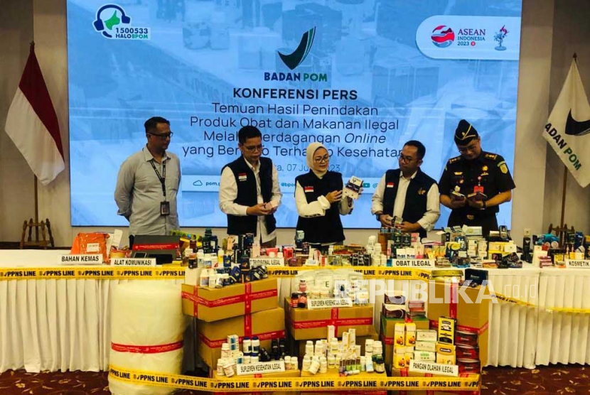 Kepala BPOM Penny K Lukito memberikan keterangan soal penindakan obat dan makanan ilegal melalui perdagangan daring. Jakarta, Rabu (7/6/2023). 