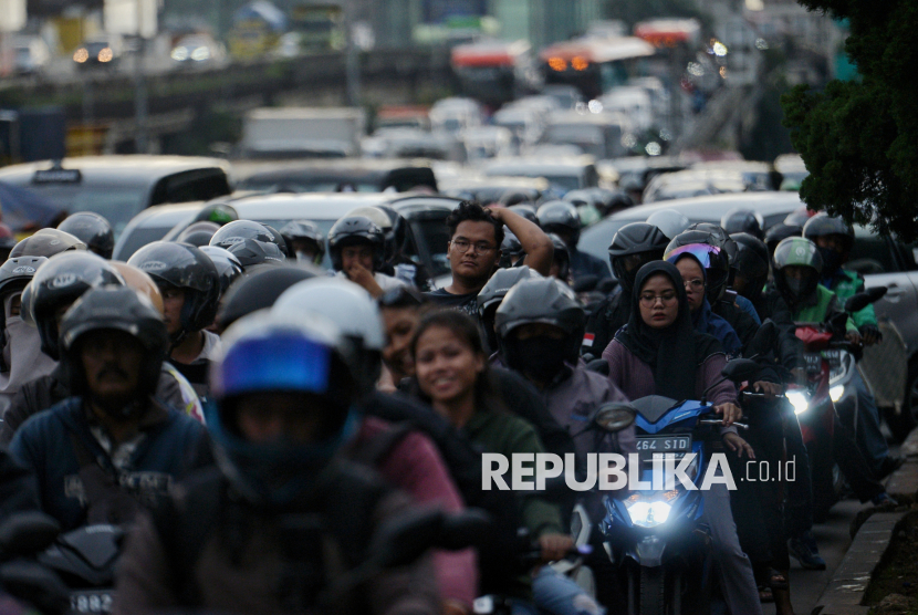 Pengendara terjebak kemacetan saat melintas di area proyek pembangunan kolam retensi di Jalan TB Simatupang, Jakarta, Selasa (5/3/2024).