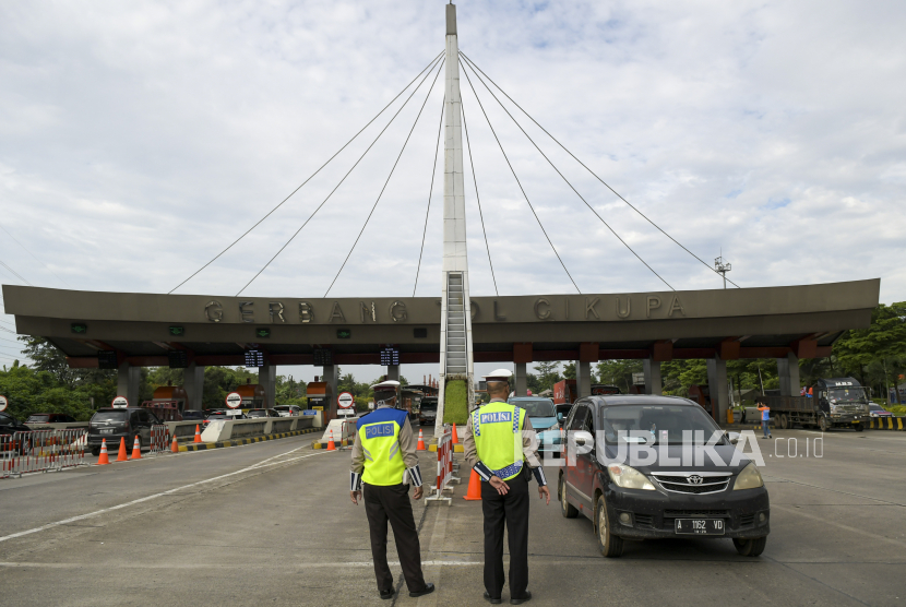 Petugas kepolisian memeriksa kendaraan yang melintas di pintu Gerbang Tol Cikupa, Tangerang, Banten. Arus lalu lintas di Tol Tangerang-Merak diprediksi meningkat pada masa libur Maulid Nabi Muhammad SAW. (ilustrasi)