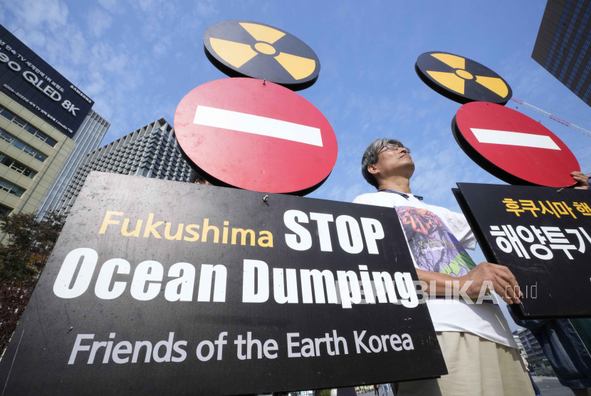 Protes pembuangan air limbah pembangkit listrik tenaga nuklir (PLTN) Fukushima Daiichi yang rusak